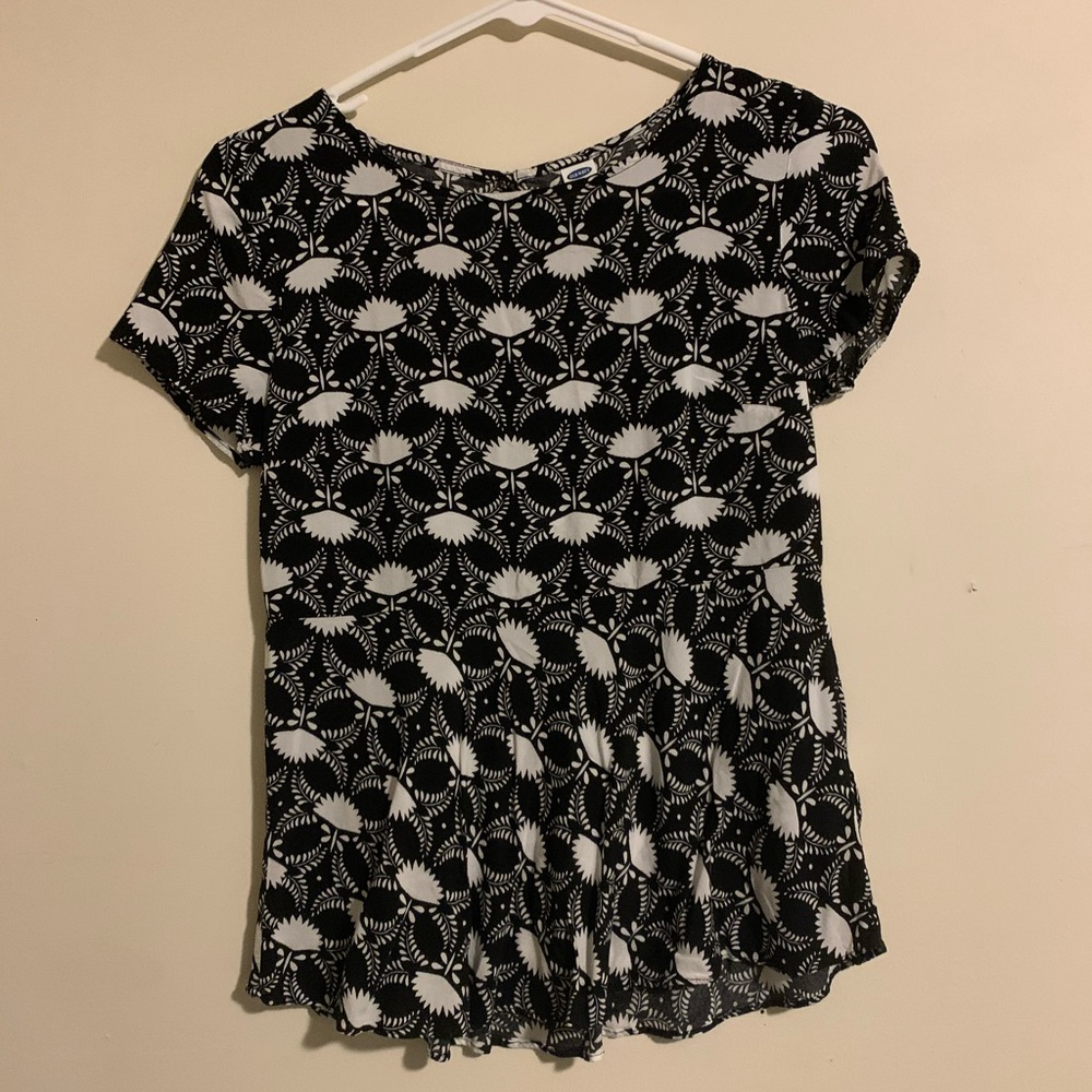 ✨ 3/$10 Light Flowy Black and White Top